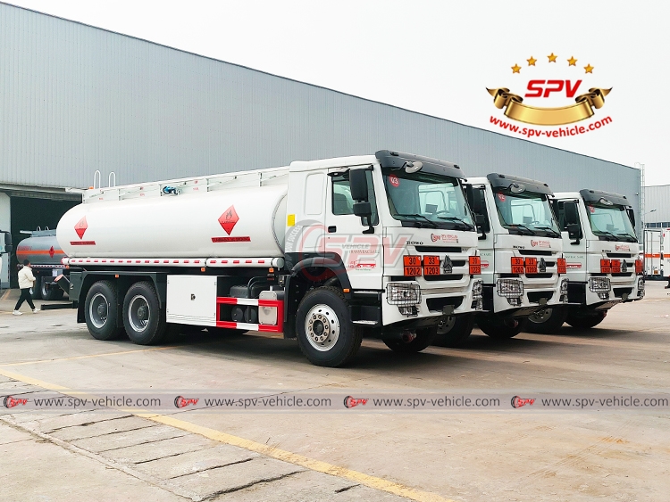 20,000 Litres Truck Mounted Fuel Tanker Sinotruk - Right Front Side View